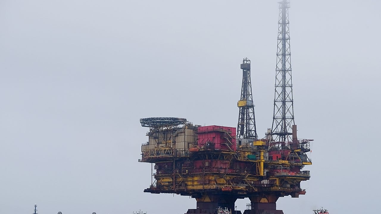 Brent Delta during transit to the Able UK decommissioning yard