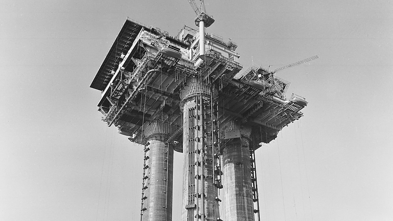 The scale of the Brent Bravo platform in Stavanger (1975)