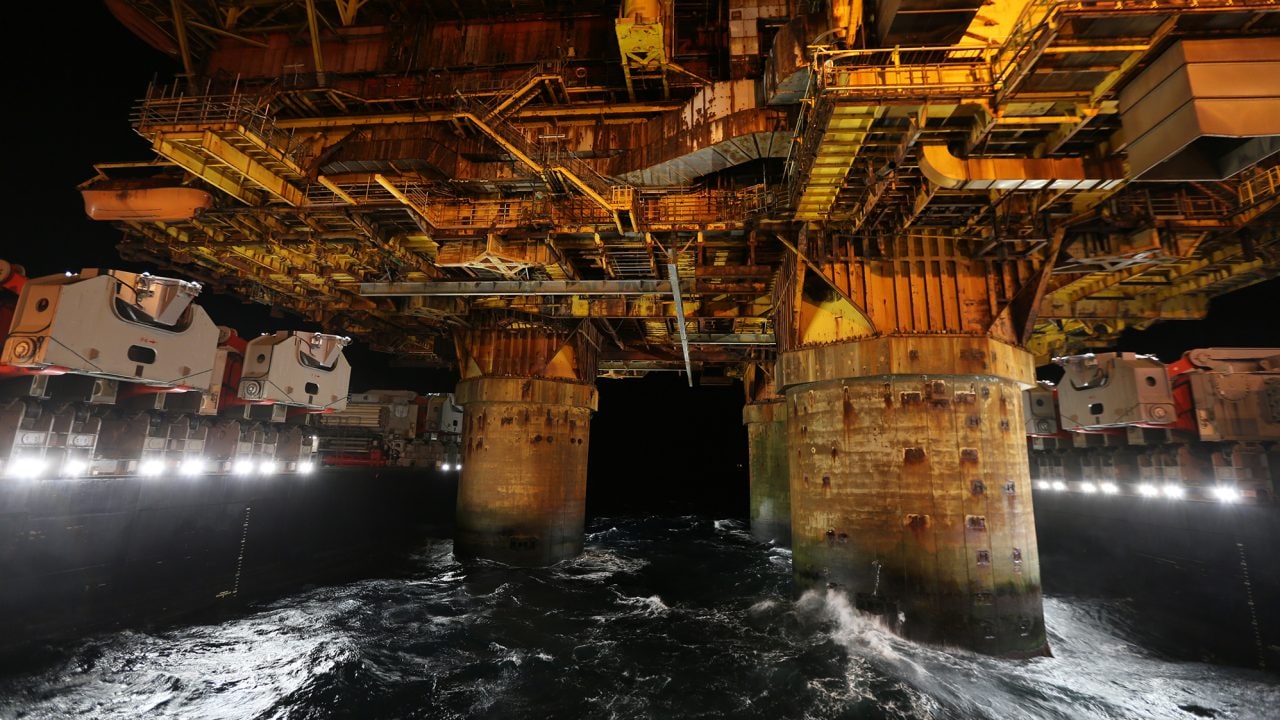 Pioneering Spirit moving-in around the Delta topsides (Closer view)