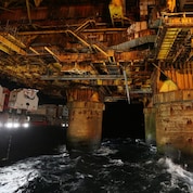 Pioneering Spirit moving-in around the Delta topsides (Closer view)