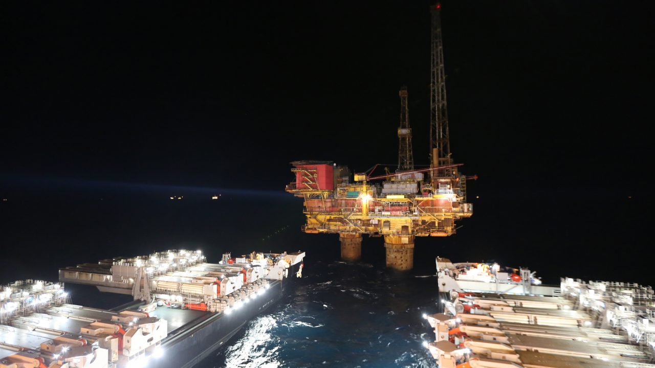 Pioneering Spirit moving-in around the Delta topsides
