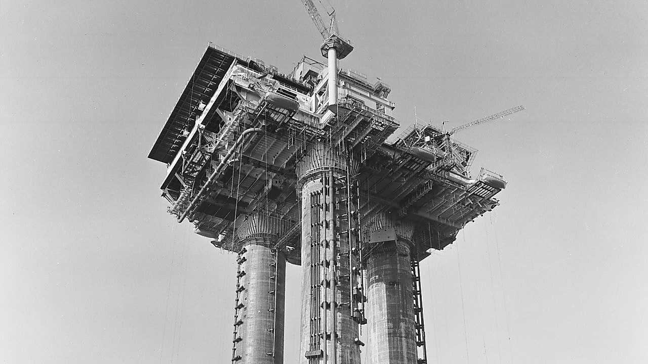 The scale of the Brent Bravo platform in Stavanger (1975)