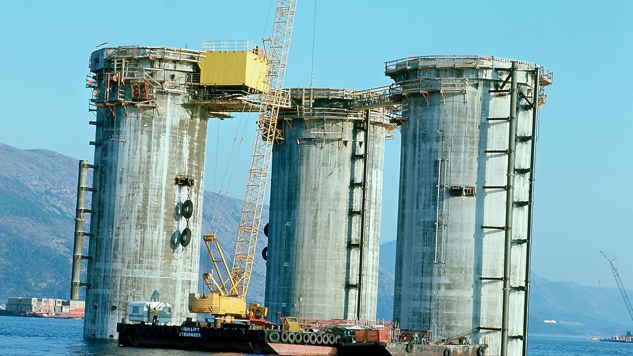 Construction of a gravity base structure