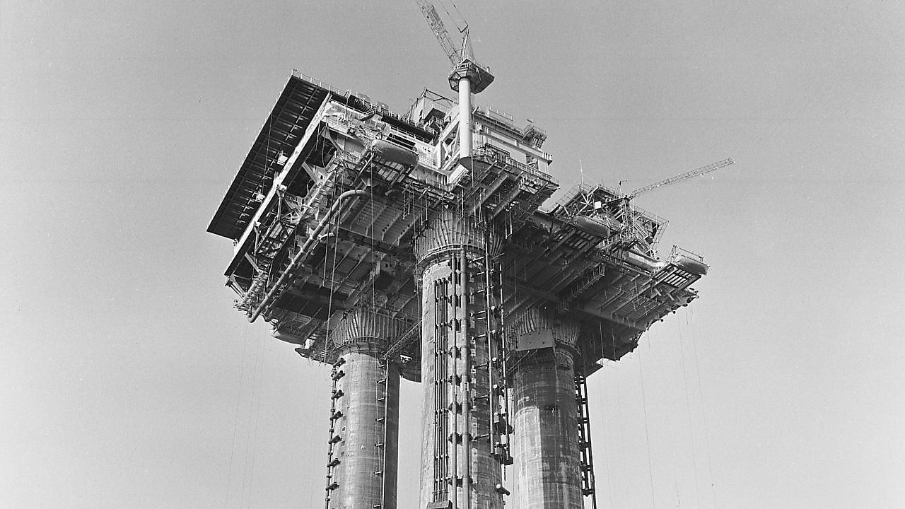 The scale of the Brent Bravo platform in Stavanger (1975)