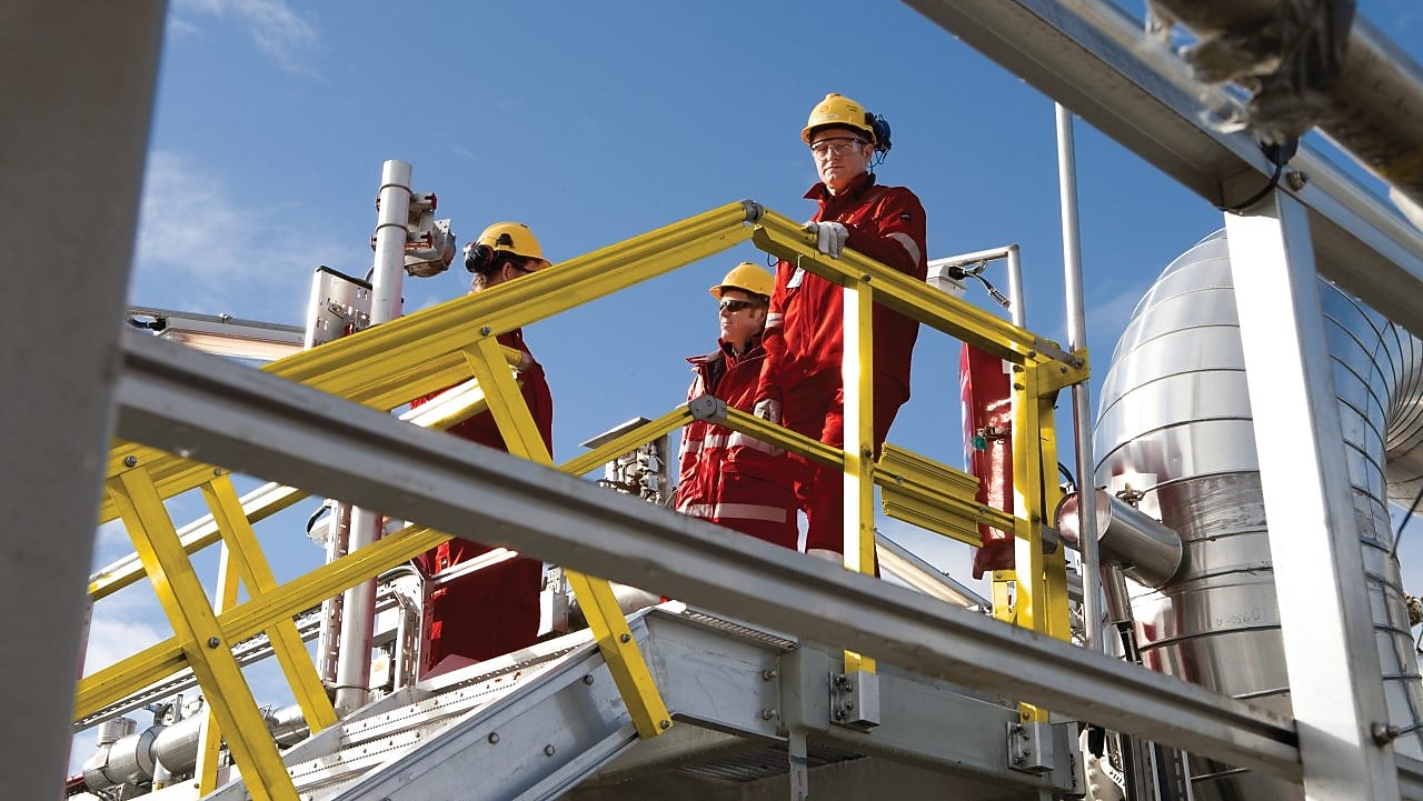 Employees working on gas field