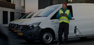 Mitarbeiter mit Tranporterflotte an einer Depot Charging Lösung von Shell