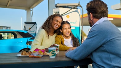 Family at Shell Recharge electric vehicle charging station