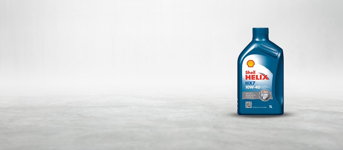 This is an image of the Shell Helix HX7 10W-40, 4 litre lubricant container