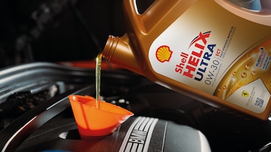 Pouring of Shell Helix Ultra into an engine